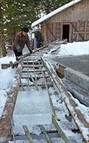 切り出した氷を氷室へ運びます