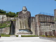 日本遺産に認定されている大谷石の採掘場跡の岩壁に掘られた大観音像。その高さは27m。観音様の足元に立って高さを実感してみましょう。