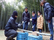 竹職人さんがしっかり教えてくれるので、お子様でも竹を切り分けれます♪