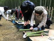 １本の竹を切り分けて「門松」を作ります。竹職人から教わるので女性やお子様でも大丈夫です♪※写真はイメージです。